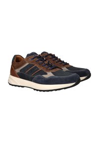 Sneakers da uomo in suede blu navy, marrone e grigio con suole bianche e lacci scuri, mostrati affiancati con la parte frontale rivolta a destra.