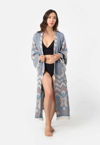 Lange, gemusterde kimono-stijl cover-up in blauw en beige met franjes, met geometrische ontwerpen en een losse pasvorm.