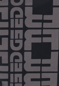 Musta kangas, jossa on suurta, rohkeaa harmaata tekstiä ja geometrisia muotoja. Suunnittelussa on sileä, teksturoitu ilme, joka on moderni.