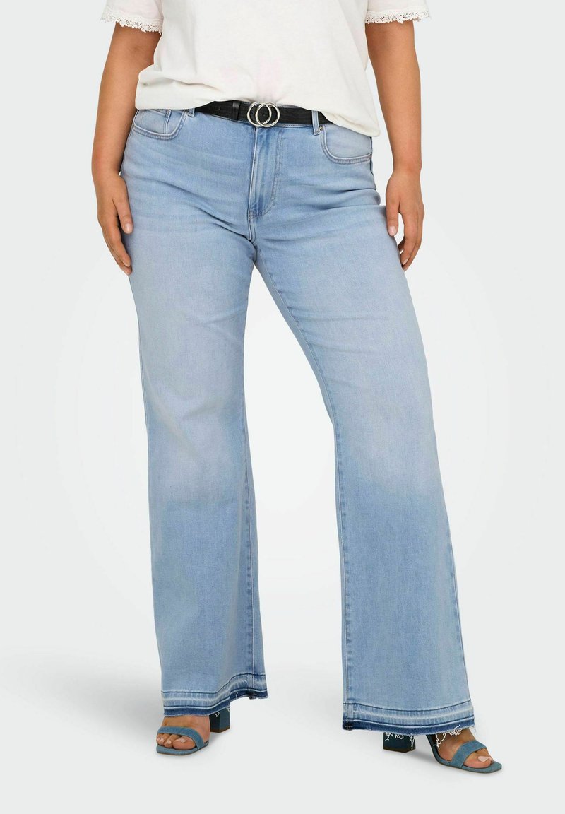 Lichtblauwe wijde jeans met een rafelige zoom, vijf zakken en een zwarte riem met een zilverkleurige dubbele cirkelgesp. Glad denimtextuur.