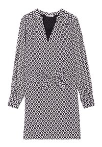 Robe à motifs noirs et blancs avec un col en V, des manches longues et une ceinture à la taille. Présente un motif en forme de losange et une surface texturée.