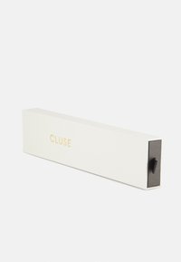 Witte rechthoekige doos met een matte afwerking, voorzien van gouden "CLUSE" tekst, zwarte binnenkant en een kleine trekstrip aan één uiteinde.
