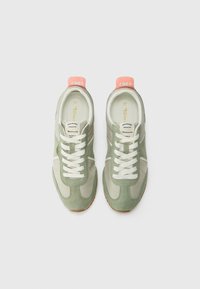 Sneaker verde e beige con tomaia in suede e mesh, lacci bianchi, linguetta arancione sul tallone e suola in gomma testurizzata. Taglia 37.
