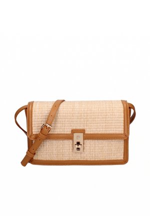 Borsa a tracolla rettangolare in paglia intrecciata con finiture in pelle color cuoio e tracolla regolabile, con chiusura rettangolare dorata.