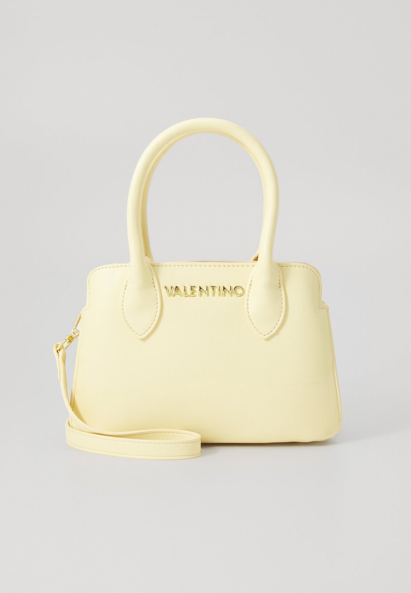Gul veske med glatt, teksturert faux skinn, avrundede håndtak, avtakbar skulderreim og preget "VALENTINO"-logo på forsiden.