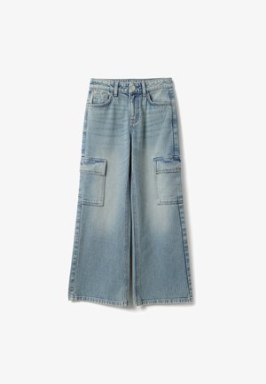 Pantalones cargo de mezclilla azul claro con un diseño de talle alto, piernas anchas y dos grandes bolsillos parche en la parte delantera para mayor utilidad.