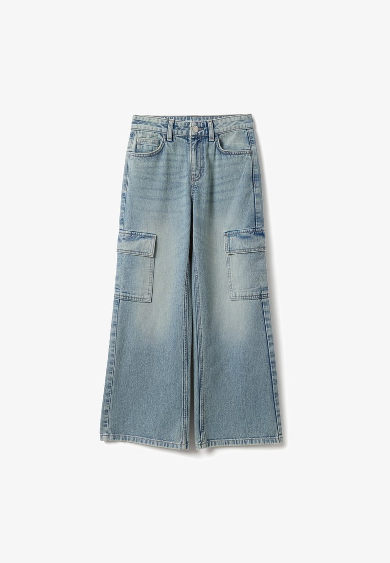 Pantalon cargo en denim bleu clair avec une taille haute, des jambes larges et deux grandes poches plaquées à l'avant pour plus de praticité.