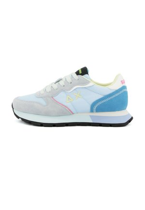 Scarpa da ginnastica azzurro chiaro e grigio con lacci bianchi, suola nera, simboli gialli sul lato e toppa sul tallone in camoscio blu con testo rosa.
