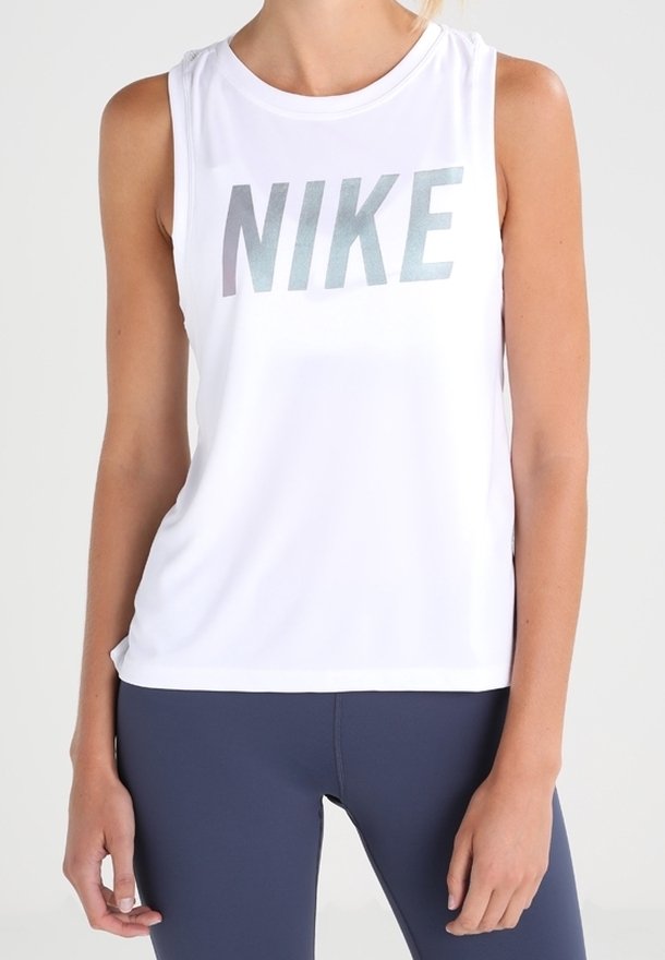 Valkoinen hihaton urheilupaita, jossa on heijastava "NIKE"-logo. Valmistettu kevyestä, sileästä kankaasta, jossa on pyöreä kaula-aukko ja rento leikkaus.