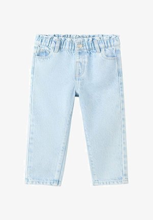 Lichtblauwe kinder spijkerbroek met elastische tailleband, riemlussen, knoop aan de voorkant en steekzakken, plat gelegd op een witte achtergrond.