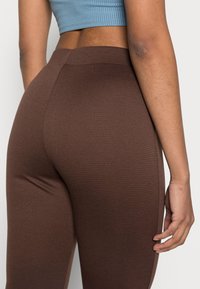 Pieces PCOTINE FLARED PANTS - Calças - chicory coffee