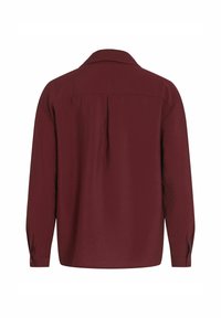 Camisa de manga larga burdeos con cuello, detalle de pliegue en la espalda, puños abotonados y textura suave. Diseño simple sin adornos.