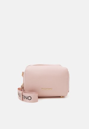 Petit sac à main rectangulaire blush rose Valentino avec logo doré et bandoulière amovible assortie avec texte noir sur fond clair.