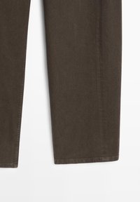 Pantalon droit marron foncé avec des coutures visibles le long des côtés et des ourlets, présenté sur un fond blanc.