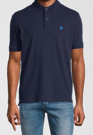 Polo bleu marine à manches courtes, patte de boutonnage à trois boutons et logo brodé bleu sur la poitrine gauche. Confectionné en tissu lisse et respirant.