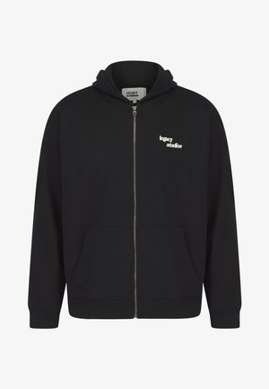 Sudadera con capucha negra con cremallera, hecha de tela suave. Cuenta con capucha con cordón, bolsillos delanteros y un pequeño logo blanco en el pecho.