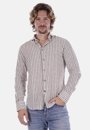 Camicia a bottoni in beige chiaro con righe verticali marroni scure, realizzata in lino, con maniche lunghe e colletto alla francese.