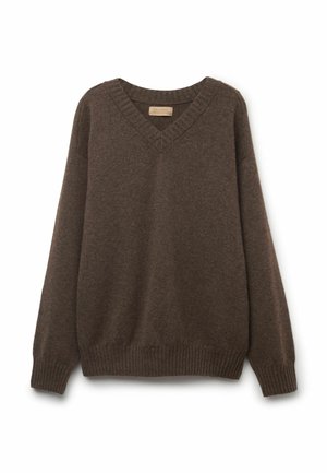 Brązowy sweter z dekoltem w serek, wykonany z miękkiego, teksturowanego materiału, z prążkowanymi mankietami i dolnym wykończeniem. Sweter ma luźny krój oraz subtelną metkę z logo.