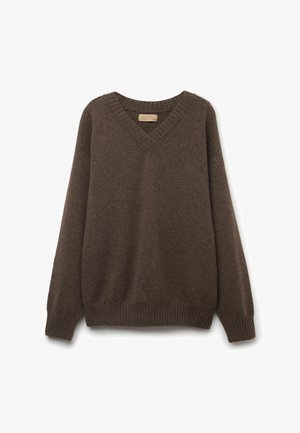 Brun v-hals sweater lavet af blødt, tekstureret materiale med ribbede manchetter og kant, med en afslappet pasform og subtil branding på etiketten.