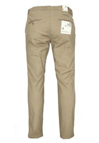Pantalon kaki à coupe décontractée, fabriqué en mélange de coton extensible. Dispose de deux poches arrière et d'étiquettes attachées à la ceinture.