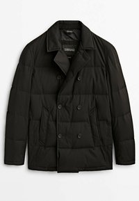 Piumino nero con design doppiopetto, dotato di colletto a punte, due tasche frontali e texture trapuntata.