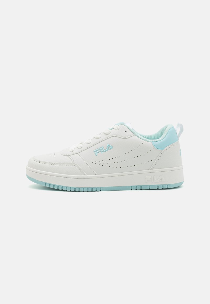Hvite sneakers med lyseblå detaljer, laget av syntetisk materiale. Har perforert design, rund tå og en teksturert gummisåle.