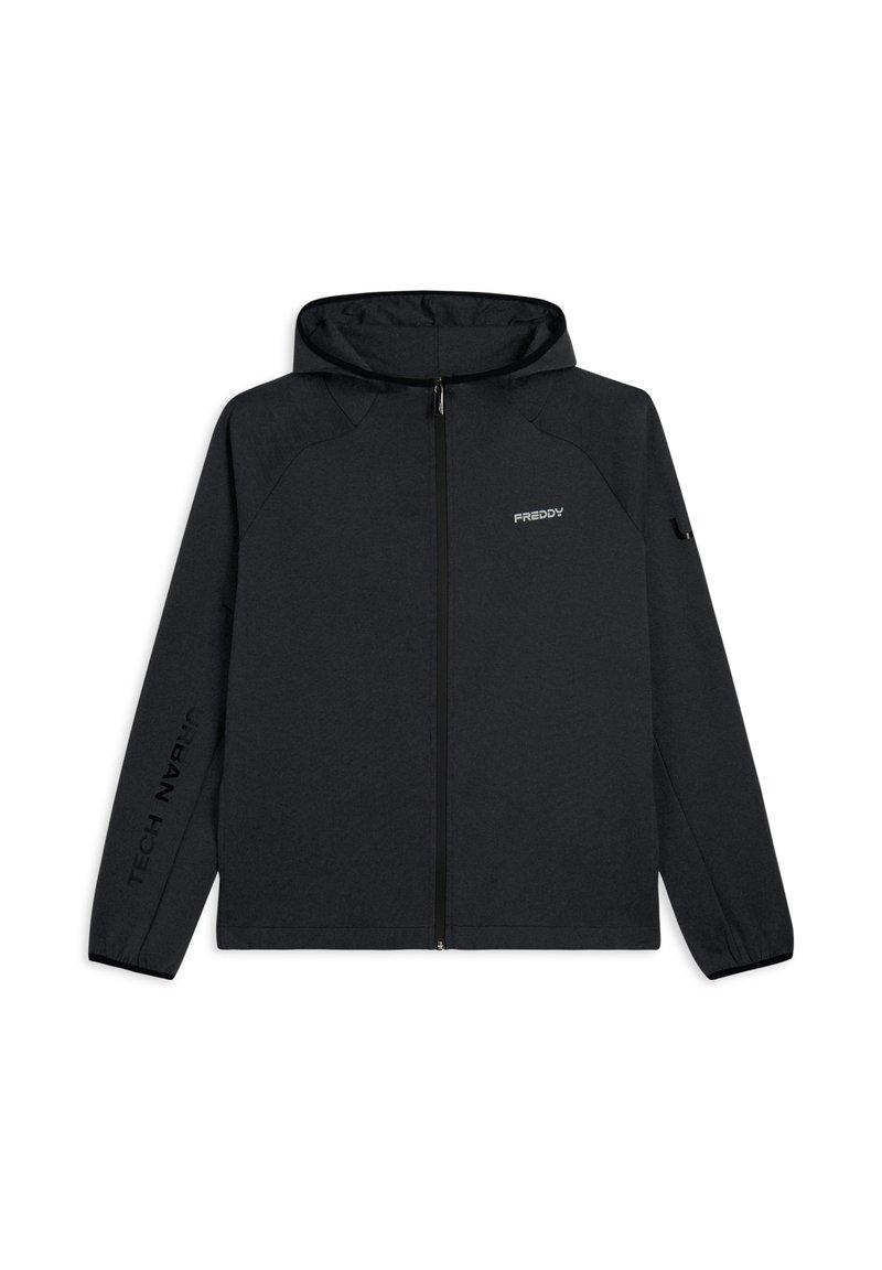 Chaqueta negra con cremallera fabricada en un tejido suave, con capucha, mangas raglán y estampado "TECH URBAN" en una de las mangas.