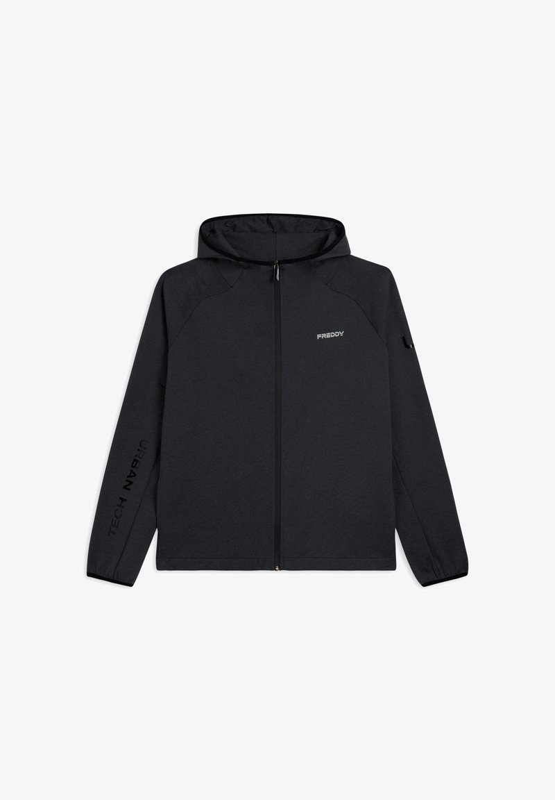 Chaqueta negra con cremallera fabricada en un tejido suave, con capucha, mangas raglán y estampado "TECH URBAN" en una de las mangas.