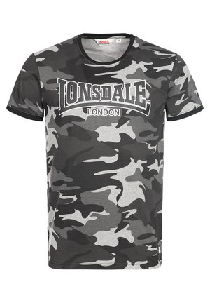 Camiseta de camuflaje gris hecha de algodón. Cuenta con un cuello redondo, mangas cortas y un prominente logo blanco de "Lonsdale London" en el pecho.