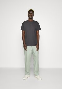 Abercrombie & Fitch - NEW NEUTRAL ESSENTIAL 5 PACK - Basic T-shirt - magnet/black olive/smokey olive/birch Thumbnail Image 1