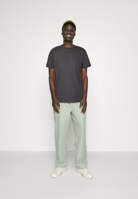 Abercrombie & Fitch - NEW NEUTRAL ESSENTIAL 5 PACK - Tricou basic - magnet/black olive/smokey olive/birch Imagine miniatură 1