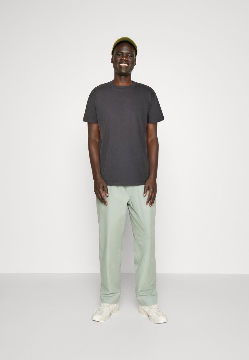 Abercrombie & Fitch - NEW NEUTRAL ESSENTIAL 5 PACK - Basic T-shirt - magnet/black olive/smokey olive/birch, Enlarge