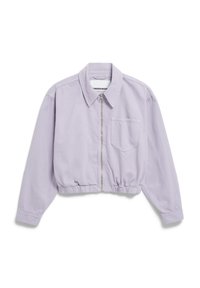 Chaqueta de lavanda recortada hecha de algodón suave. Cuenta con una cremallera frontal, un cuello, un bolsillo en el pecho izquierdo y una cintura y puños elásticos.
