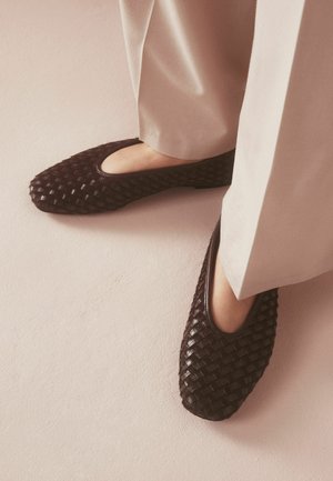 B by Ted Baker, REGULAR FIT - SQUARE TOE WEAVE BALLET FLATS - Ballerina shoes - chocolate brown pony hair
