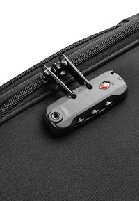 Borsa da viaggio nera con cerniera dotata di lucchetto a combinazione con tre dischi. Superficie in tessuto testurizzato e dettagli in hardware lisci e durevoli.