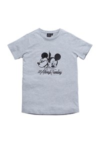 Camiseta de algodón gris con un gráfico negro que muestra a dos personajes de dibujos animados y el texto "#SiempreEnTendencia" debajo del diseño. Manga corta.