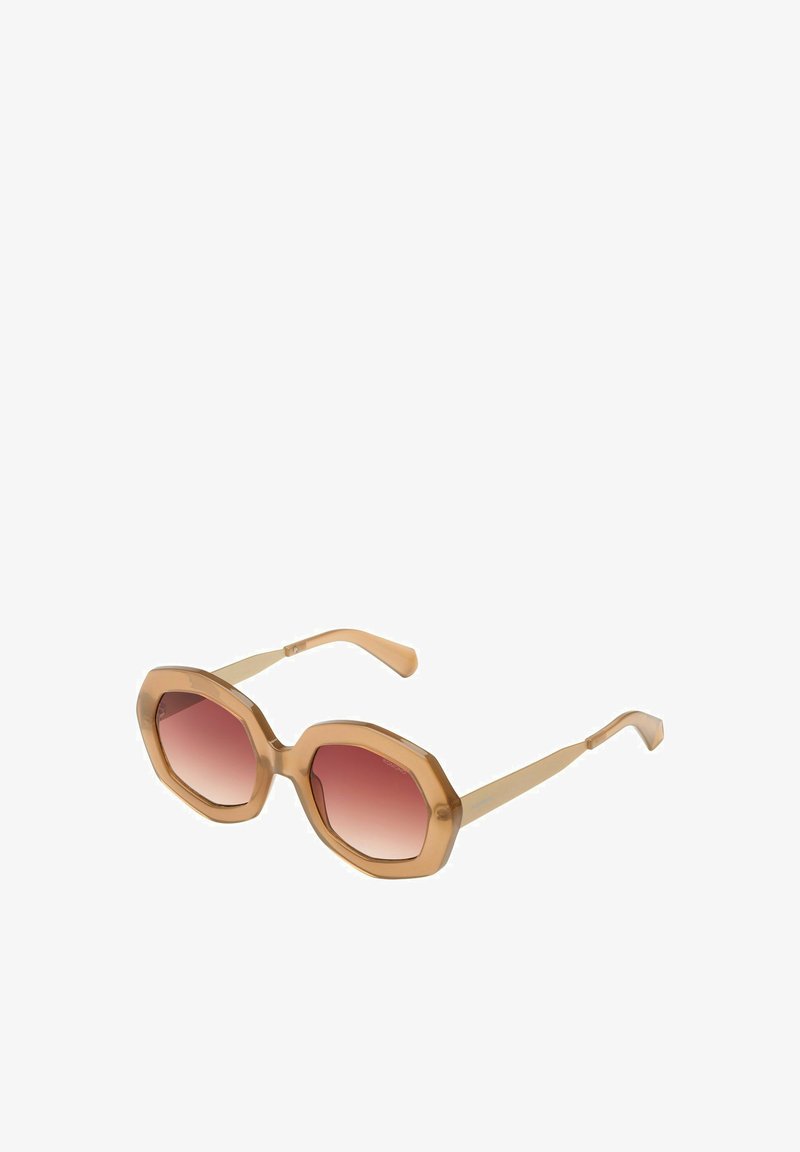 Lunettes de soleil en plastique marron avec des montures octogonales, des verres dégradés roses et des branches fines. Présentent une texture lisse et des accents matériels minimalistes.