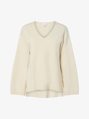 Maglione crema con scollo a V, maniche lunghe, polsini a coste e vestibilità rilassata. Texture liscia e spacchi laterali all'orlo per una silhouette confortevole.