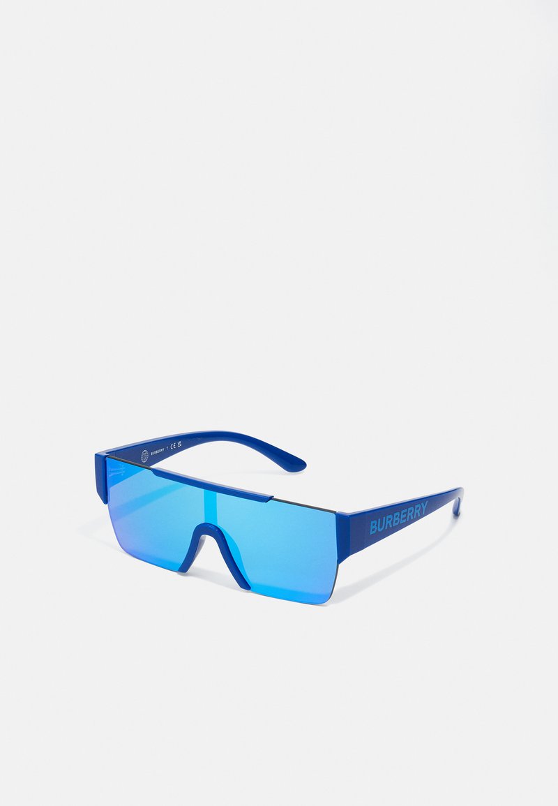 Blaue Sonnenbrille mit rechteckigem Rahmen, flachen blauen Gläsern und leichten Kunststoffbügeln. Mit "BURBERRY"-Markenlogo an der Seite.