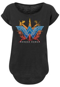 Svart T-skjorte med bred utskjæring og rulleslitt ermer, med en fargerik Wonder Woman-logo og bladdetaljer i blått, oransje og rødt.