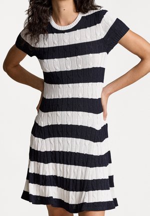 Strickkleid mit horizontalen navy- und weißen Streifen, das ein strukturiertes Kabelmuster, kurze Ärmel und einen ausgestellten Saum aufweist.