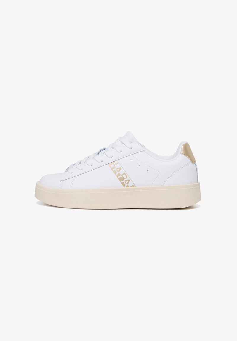Sneaker in pelle bianca con suola in gomma beige, caratterizzato da una striscia oro con logo e dettagli dorati abbinati sul tallone, design a punta arrotondata.