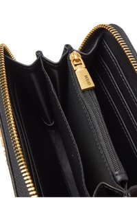 Portefeuille synthétique noir avec fermeture éclair dorée, comportant plusieurs emplacements pour cartes, un compartiment à pièces zippé et une doublure intérieure lisse.