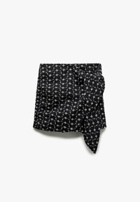 Czarna spódnica z tkaniny z białym wzorem kwiatowym, z detalem w postaci węzła z przodu i lekko teksturowaną powierzchnią, co podkreśla jej design.