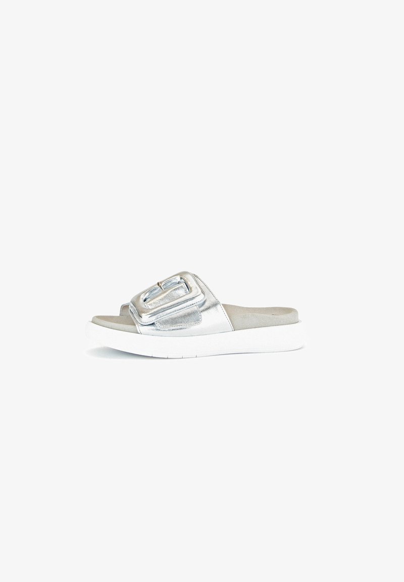 Silberne metallische Rutsch-Sandalen mit einem breiten Riemen, der eine rechteckige Schnalle aufweist, einem strukturierten Fußbett und einer weißen Gummisohle.