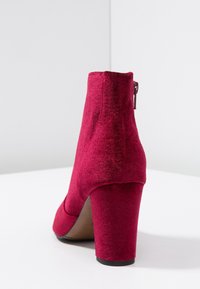 s.Oliver Tronchetti - red