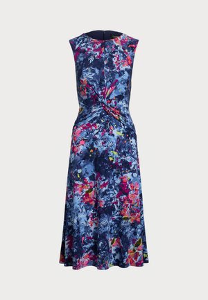 Vestido de estampado floral em azul, com um design sem mangas, detalhe torcido na cintura e saia rodada. Fecho em zíper nas costas.