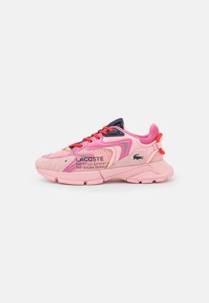 Zapatilla Lacoste rosa y roja con malla, detalles de ante, logo negro y suela gruesa, vista desde un lateral sobre fondo blanco.