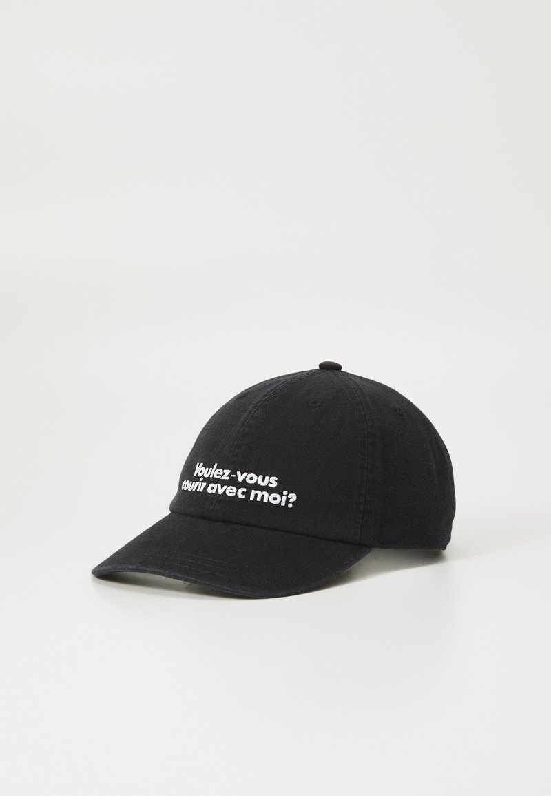 Black baseball cap made of cotton with a curved brim. Features white text: “Voulez-vous courir avec moi?” on the front.