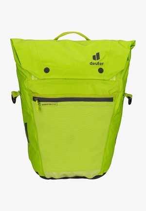 Zaino a sacco verde con chiusura a rotolo, tasca frontale con zip, dettagli neri e logo. Realizzato in tessuto resistente con una superficie strutturata.